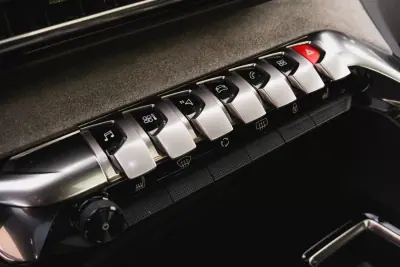 Peugeot 5008 2021 - 24000 EUR, 128300 km - AUTO.MOTO.pt - 128300km - foto 16 de 23