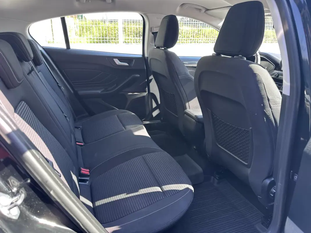 Ford Focus 2018 - 10900 EUR, 100000 km - AUTO.MOTO.pt - 100000km - foto 29 de 35