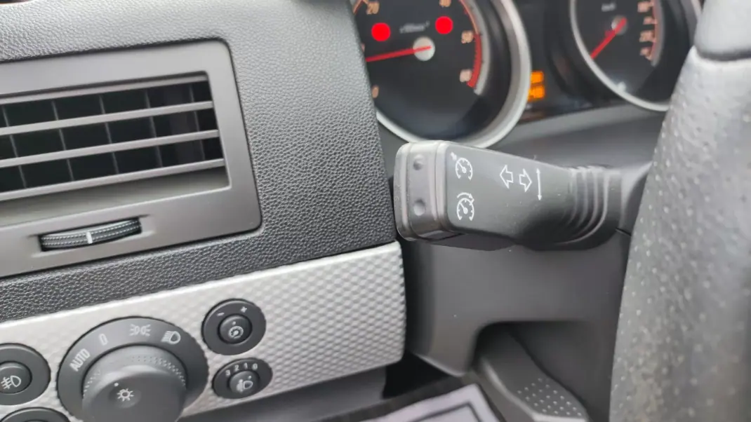 Opel 2010 - 5580 EUR, 219987 km - AUTO.MOTO.pt - 219987km - foto 8 de 20