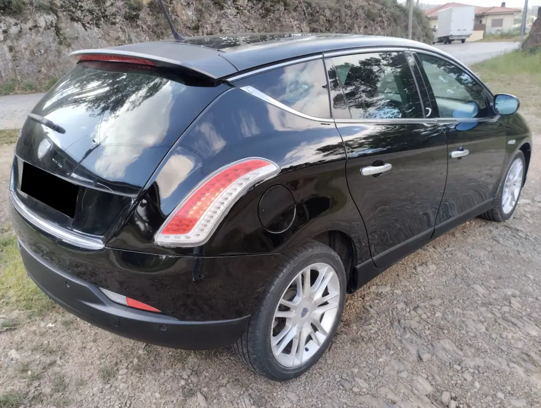 Lancia Delta 2008 - 3750 EUR, 220000 km - AUTO.MOTO.pt - 220000km - foto 7 de 28