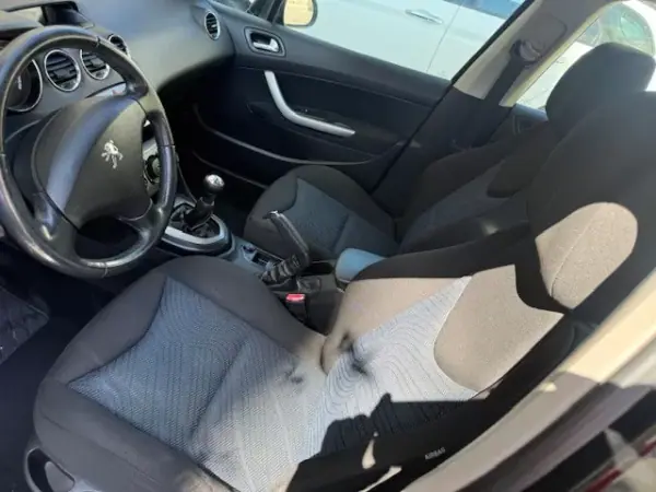 Peugeot 308 2011 - 7400 EUR, 143000 km - AUTO.MOTO.pt - 143000km - foto 16 de 31