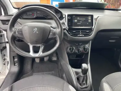 Peugeot 208 2015 - 8250 EUR, 123851 km - AUTO.MOTO.pt - 123851km - foto 10 de 12