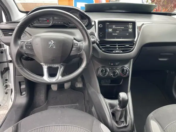 Peugeot 208 2015 - 8250 EUR, 123851 km - AUTO.MOTO.pt - 123851km - foto 10 de 12