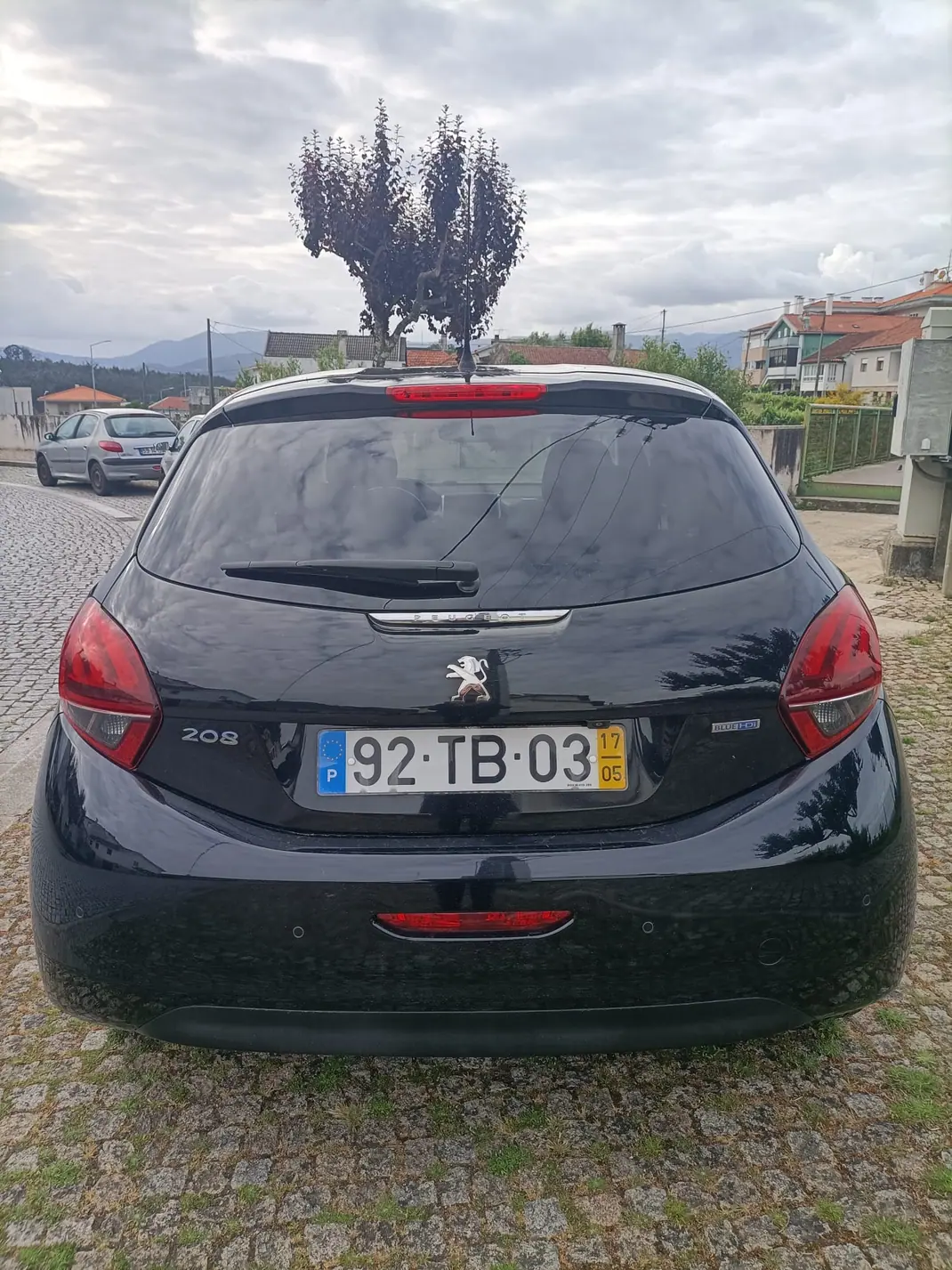 Peugeot 208 2017 - 8500 EUR, 215800 km - AUTO.MOTO.pt - 215800km - foto 2 de 12