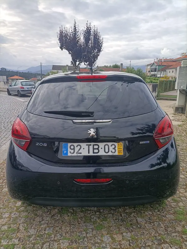 Peugeot 208 2017 - 8500 EUR, 215800 km - AUTO.MOTO.pt - 215800km - foto 2 de 12