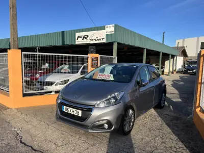 Peugeot 208 2019 - 10450 EUR, 73052 km - AUTO.MOTO.pt - 73052km - foto 2 de 12