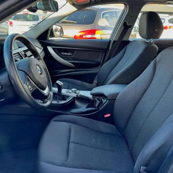 BMW 318 2013 - 14500 EUR, 225000 km - AUTO.MOTO.pt - 225000km - foto 13 de 16