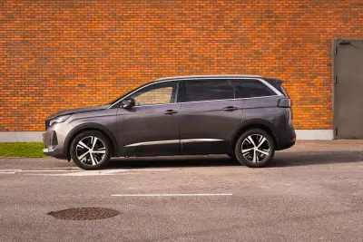 Peugeot 5008 2021 - 24000 EUR, 128300 km - AUTO.MOTO.pt - 128300km - foto 2 de 23