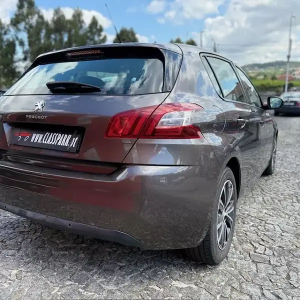 Peugeot 308 2015 - 9900 EUR, 131000 km - AUTO.MOTO.pt - 131000km - foto 13 de 14