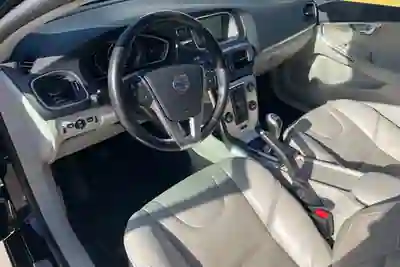 Volvo V40 2015 - 11000 EUR, 169000 km - AUTO.MOTO.pt - 169000km - foto 8 de 24
