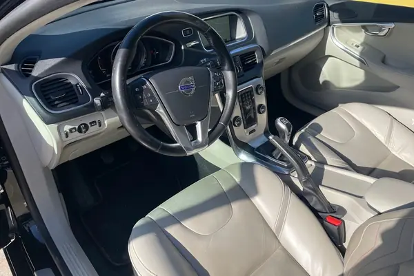 Volvo V40 2015 - 11000 EUR, 169000 km - AUTO.MOTO.pt - 169000km - foto 8 de 24