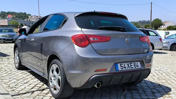 Alfa Romeo Giulietta 2019 - 15950 EUR, 103432 km - AUTO.MOTO.pt - 103432km - foto 6 de 8