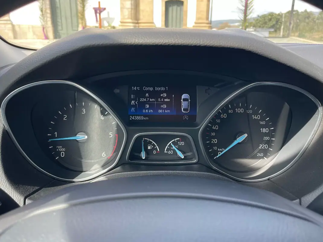 Ford Focus SW 2017 - 7750 EUR, 243000 km - AUTO.MOTO.pt - 243000km - foto 38 de 39