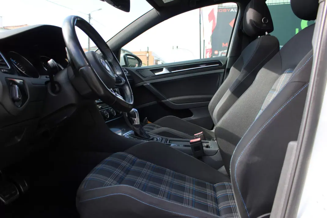 Volkswagen Golf 2015 - 12900 EUR, 233561 km - AUTO.MOTO.pt - 233561km - foto 6 de 27