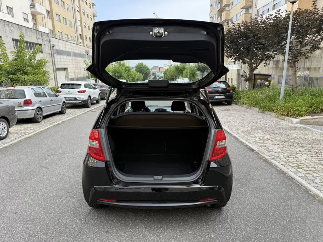 Honda Jazz 2013 - 8950 EUR, 139000 km - AUTO.MOTO.pt - 139000km - foto 8 de 15