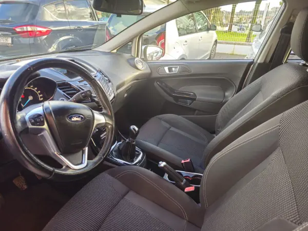 Ford Fiesta 2015 - 8990 EUR, 120400 km - AUTO.MOTO.pt - 120400km - foto 8 de 12