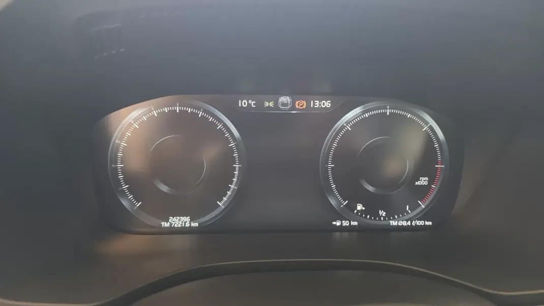 Volvo XC 60 2018 - 23500 EUR, 242396 km - AUTO.MOTO.pt - 242396km - foto 42 de 55