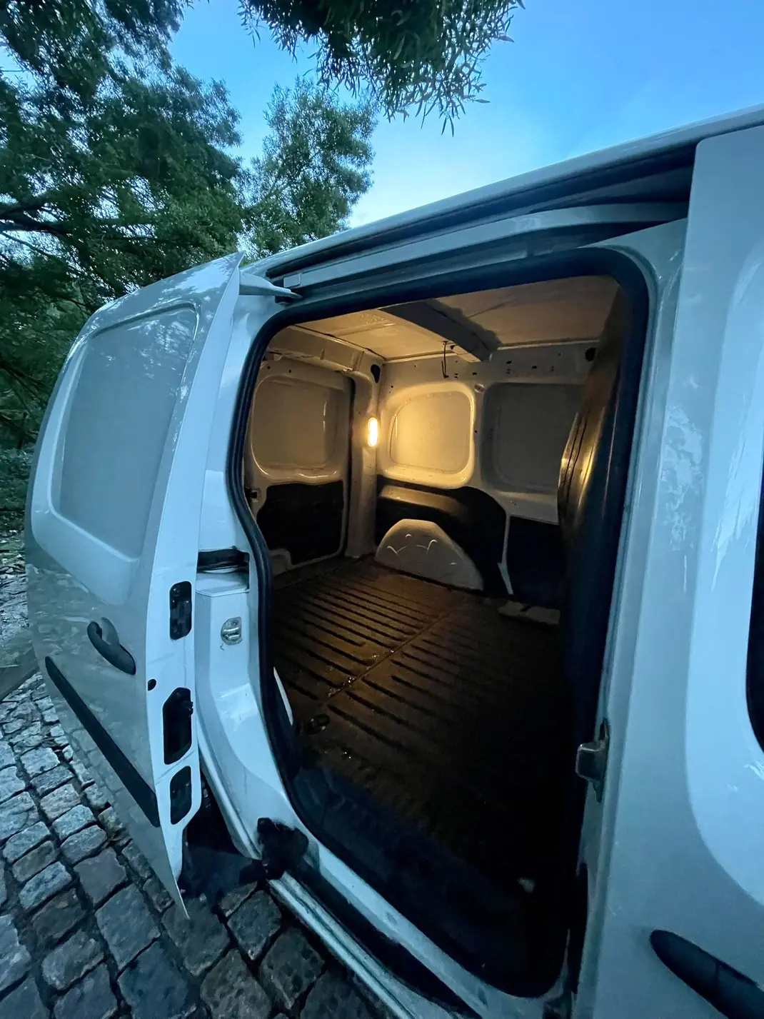 Renault Kangoo 2017 - 8500 EUR, 217000 km - AUTO.MOTO.pt - 217000km - foto 9 de 11