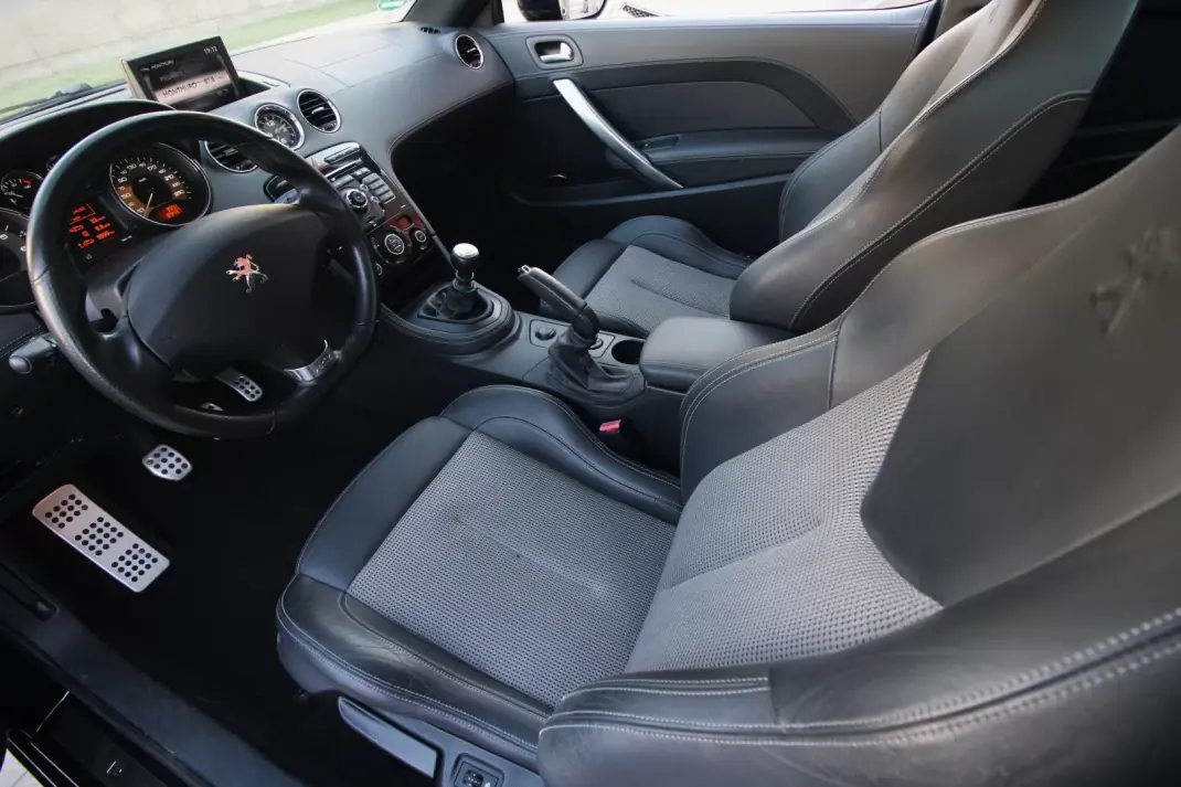 Peugeot RCZ 2012 - 12990 EUR, 189000 km - AUTO.MOTO.pt - 189000km - foto 14 de 25