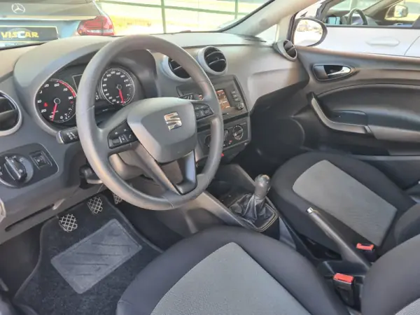 SEAT Ibiza 2017 - 10990 EUR, 93000 km - AUTO.MOTO.pt - 93000km - foto 9 de 17