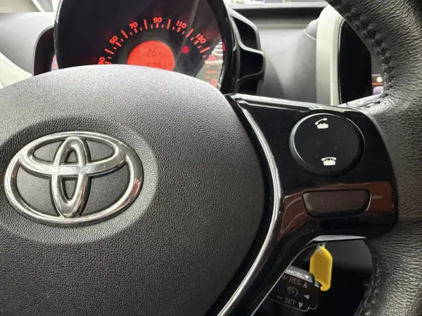 Toyota Aygo 2018 - 10450 EUR, 62569 km - AUTO.MOTO.pt - 62569km - foto 23 de 35