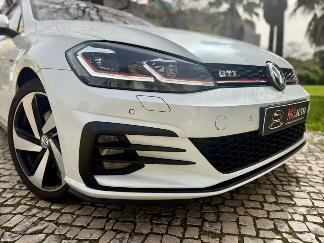 Volkswagen Golf 2017 - 23990 EUR, 87650 km - AUTO.MOTO.pt - 87650km - foto 25 de 38