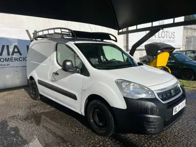 Peugeot Partner 2016 - 6950 EUR, 215000 km - AUTO.MOTO.pt - 215000km - foto 2 de 6