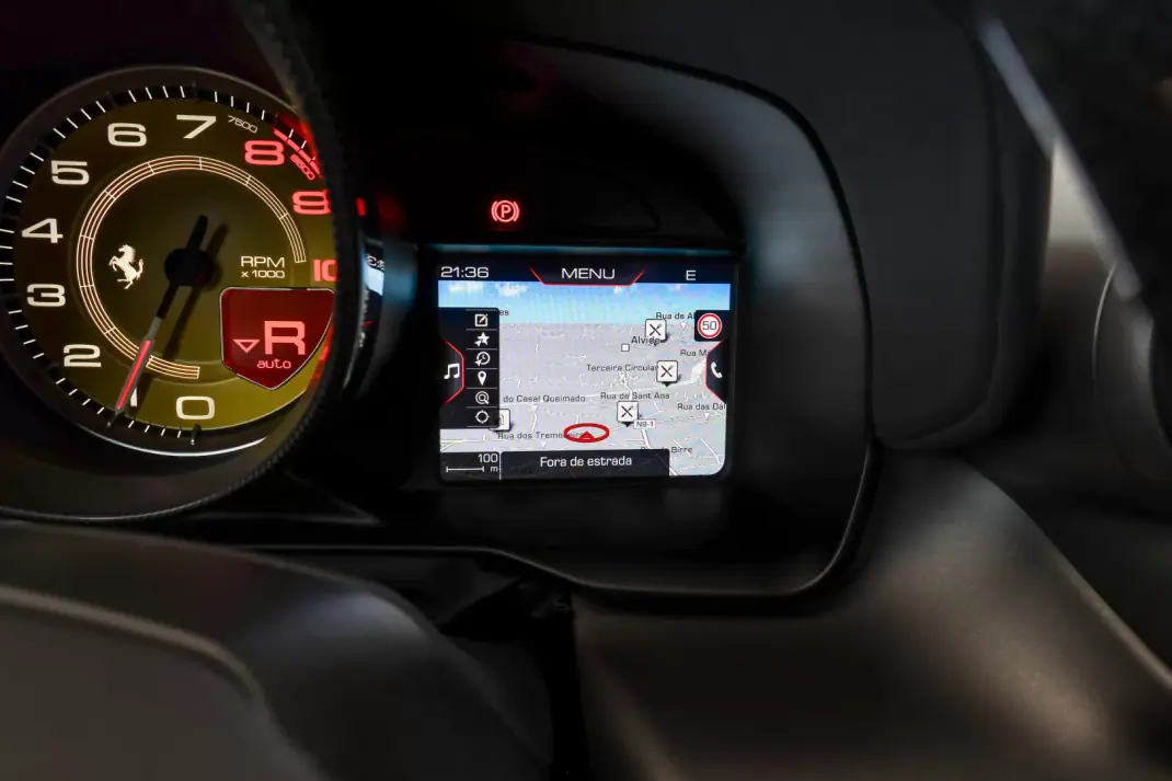 Ferrari F8 Tributo 2023 - 390000 EUR, 17392 km - AUTO.MOTO.pt - 17392km - foto 9 de 22