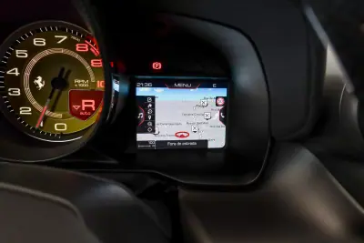 Ferrari F8 Tributo 2023 - 390000 EUR, 17392 km - AUTO.MOTO.pt - 17392km - foto 9 de 22