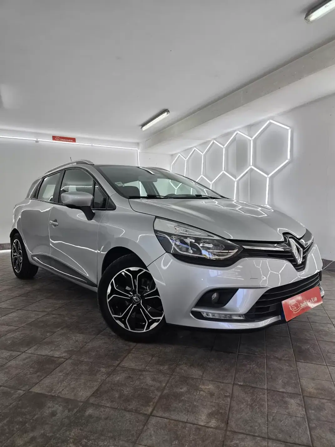 Renault Clio Sport Tourer 2019 - 8650 EUR, 259539 km - AUTO.MOTO.pt - 259539km - foto 14 de 24