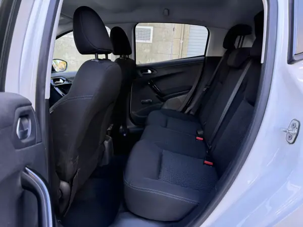 Peugeot 208 2018 - 9450 EUR, 128000 km - AUTO.MOTO.pt - 128000km - foto 9 de 14