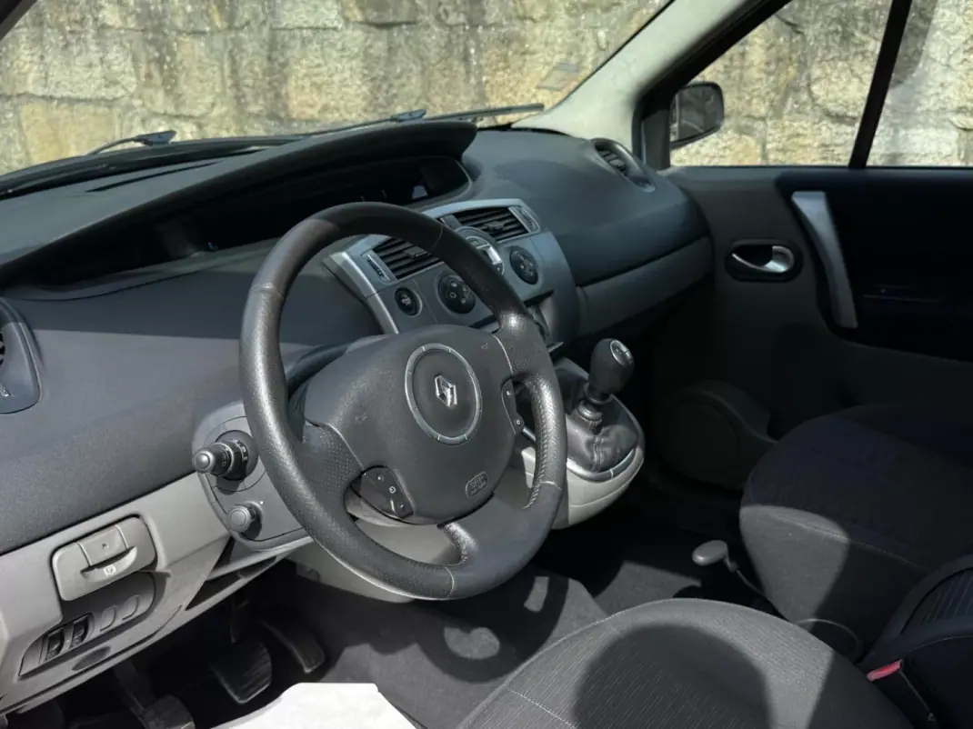 Renault Scénic 2007 - 2500 EUR, 284800 km - AUTO.MOTO.pt - 284800km - foto 6 de 11