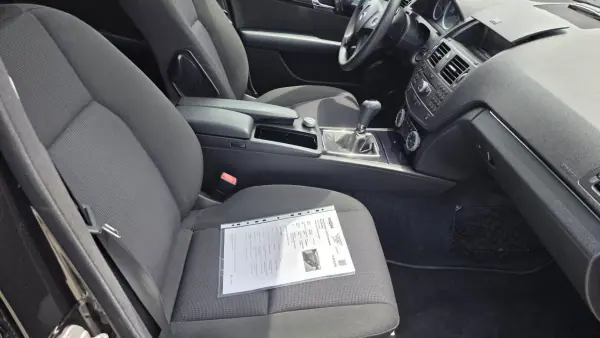 Mercedes-Benz C 200 2011 - 13890 EUR, 240000 km - AUTO.MOTO.pt - 240000km - foto 15 de 19