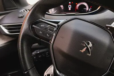 Peugeot 5008 2021 - 24000 EUR, 128300 km - AUTO.MOTO.pt - 128300km - foto 10 de 23