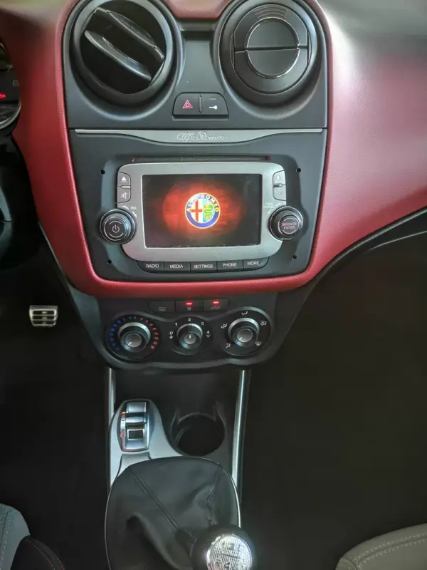 Alfa Romeo MiTo 2015 - 6750 EUR, 140000 km - AUTO.MOTO.pt - 140000km - foto 18 de 20
