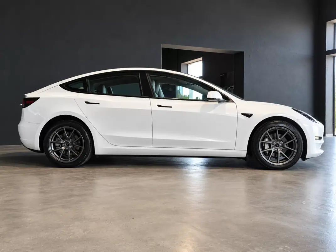 Tesla Model 3 2023 - 35490 EUR, 85014 km - 85014km - foto 7 de 24