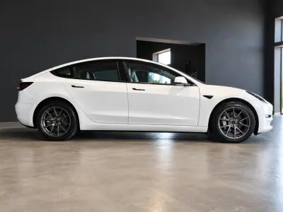 Tesla Model 3 2023 - 35490 EUR, 85014 km - 85014km - foto 7 de 24