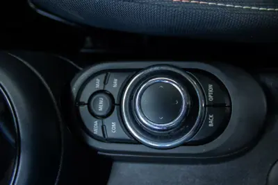 MINI 5 Portas 2022 - 16999 EUR, 153000 km - AUTO.MOTO.pt - 153000km - foto 31 de 38