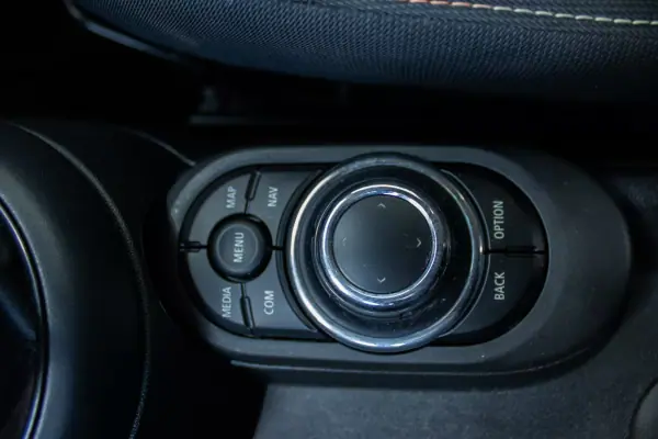 MINI 5 Portas 2022 - 16999 EUR, 153000 km - AUTO.MOTO.pt - 153000km - foto 31 de 38