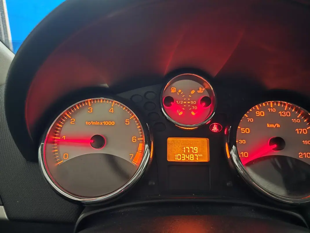 Peugeot 207 2012 - 5950 EUR, 103487 km - AUTO.MOTO.pt - 103487km - foto 14 de 20