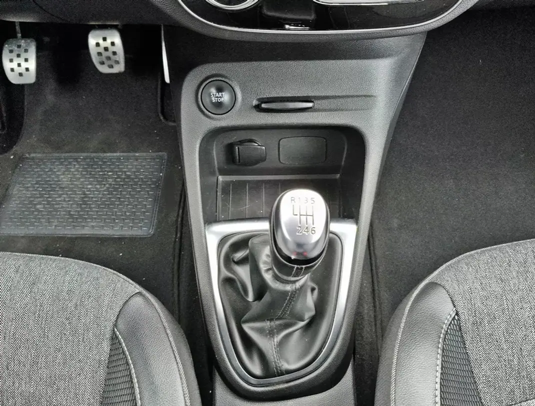 Renault Captur 2019 - 16900 EUR, 55740 km - AUTO.MOTO.pt - 55740km - foto 19 de 26