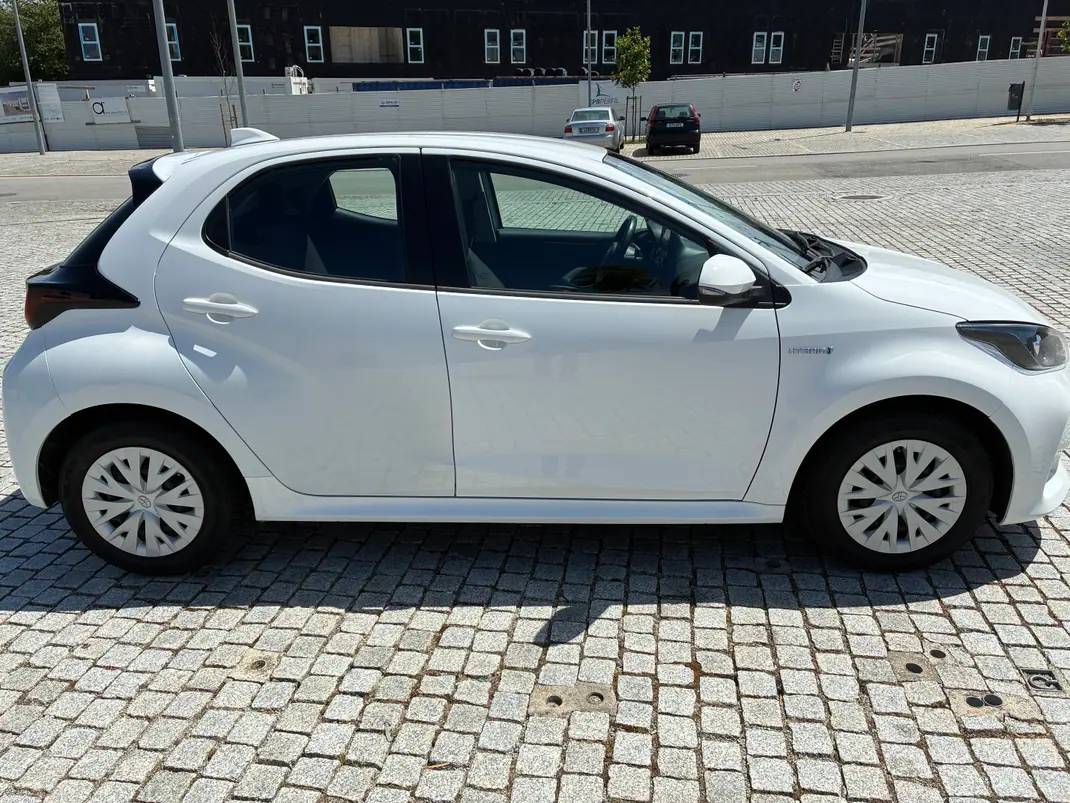 Toyota Yaris 2021 - 19500 EUR, 48750 km - AUTO.MOTO.pt - 48750km - foto 3 de 13