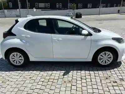 Toyota Yaris 2021 - 19500 EUR, 48750 km - AUTO.MOTO.pt - 48750km - foto 3 de 13