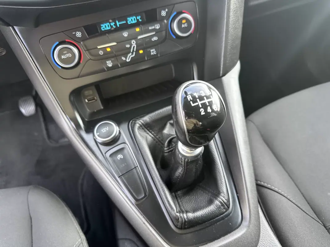 Ford Focus 2017 - 9900 EUR, 190000 km - AUTO.MOTO.pt - 190000km - foto 36 de 50