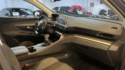 Peugeot 3008 2019 - 13990 EUR, 110000 km - AUTO.MOTO.pt - 110000km - foto 12 de 27