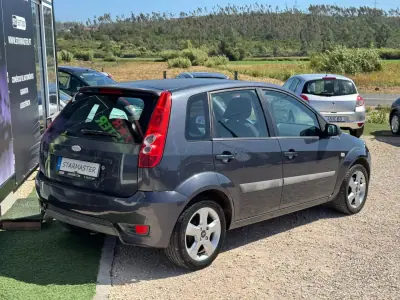 Ford Fiesta 2006 - 2850 EUR, 228695 km - AUTO.MOTO.pt - 228695km - foto 8 de 20