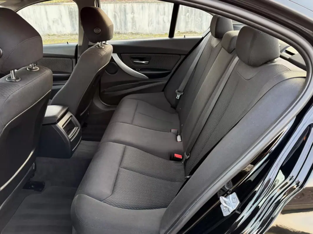BMW 318 2013 - 15900 EUR, 177000 km - AUTO.MOTO.pt - 177000km - foto 11 de 17