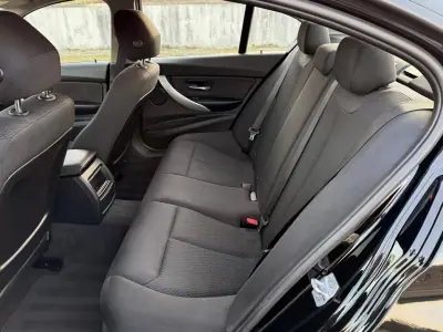 BMW 318 2013 - 15900 EUR, 177000 km - AUTO.MOTO.pt - 177000km - foto 11 de 17
