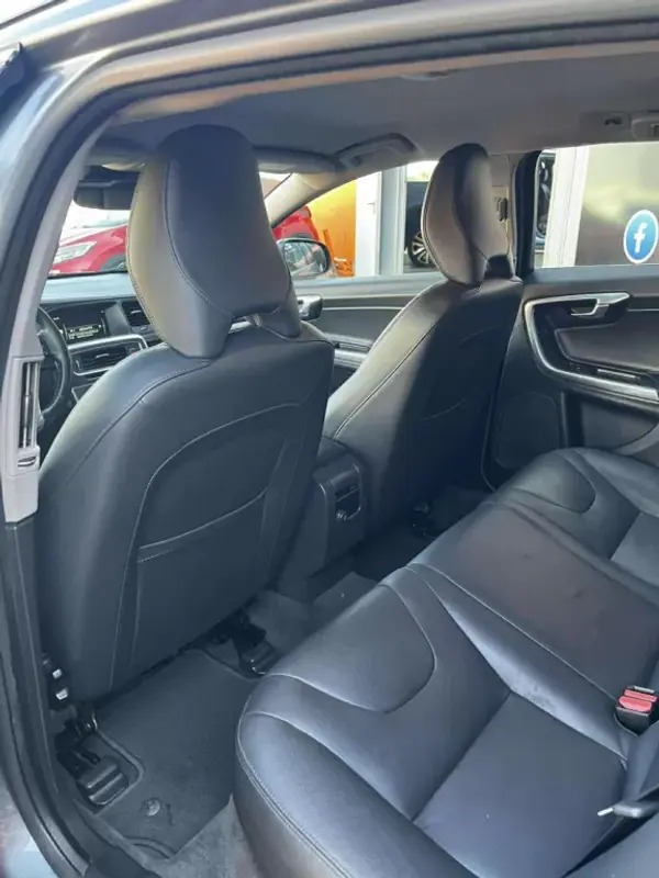 Volvo V60 2015 - 7900 EUR, 318884 km - AUTO.MOTO.pt - 318884km - foto 15 de 16