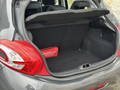 Peugeot 208 2015 - 7990 EUR, 73000 km - AUTO.MOTO.pt - 73000km - foto 48 de 51